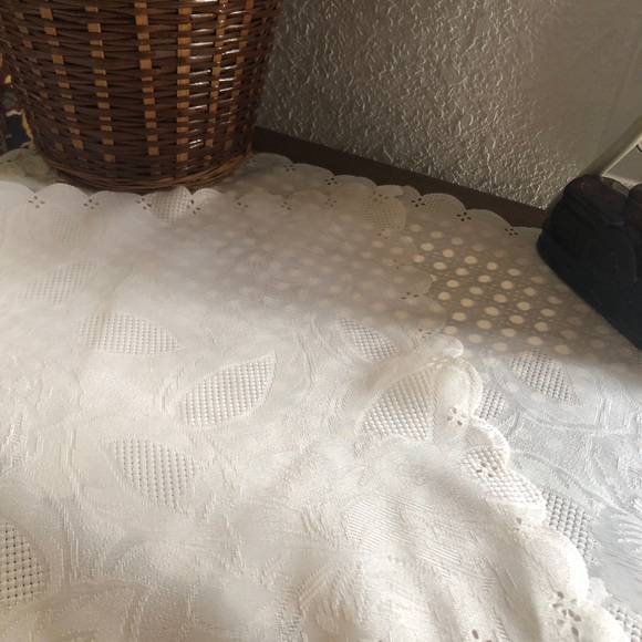 Vintage Floral White Lace Placemat Pair with Roses - Picture 3 of 15